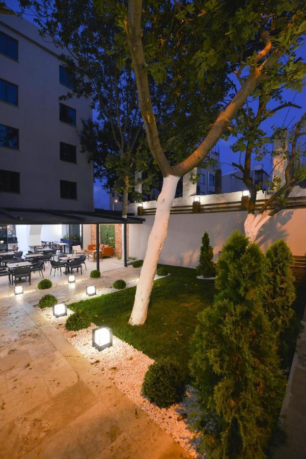 Istport Garden Hotels Arnavutkoy Zewnętrze zdjęcie The garden of the hotel