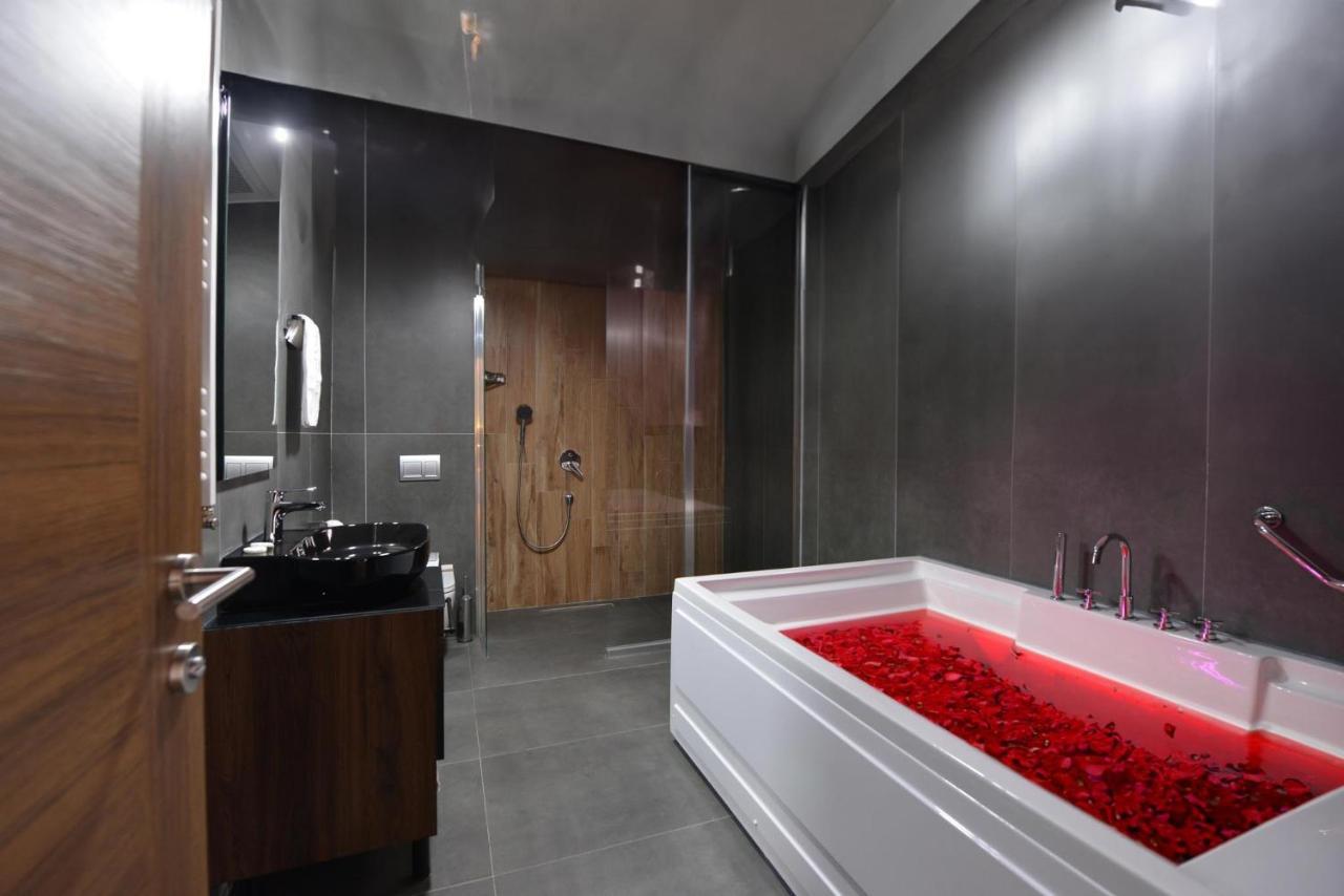 Istport Garden Hotels Arnavutkoy Zewnętrze zdjęcie A bathroom with a shower and a bathtub