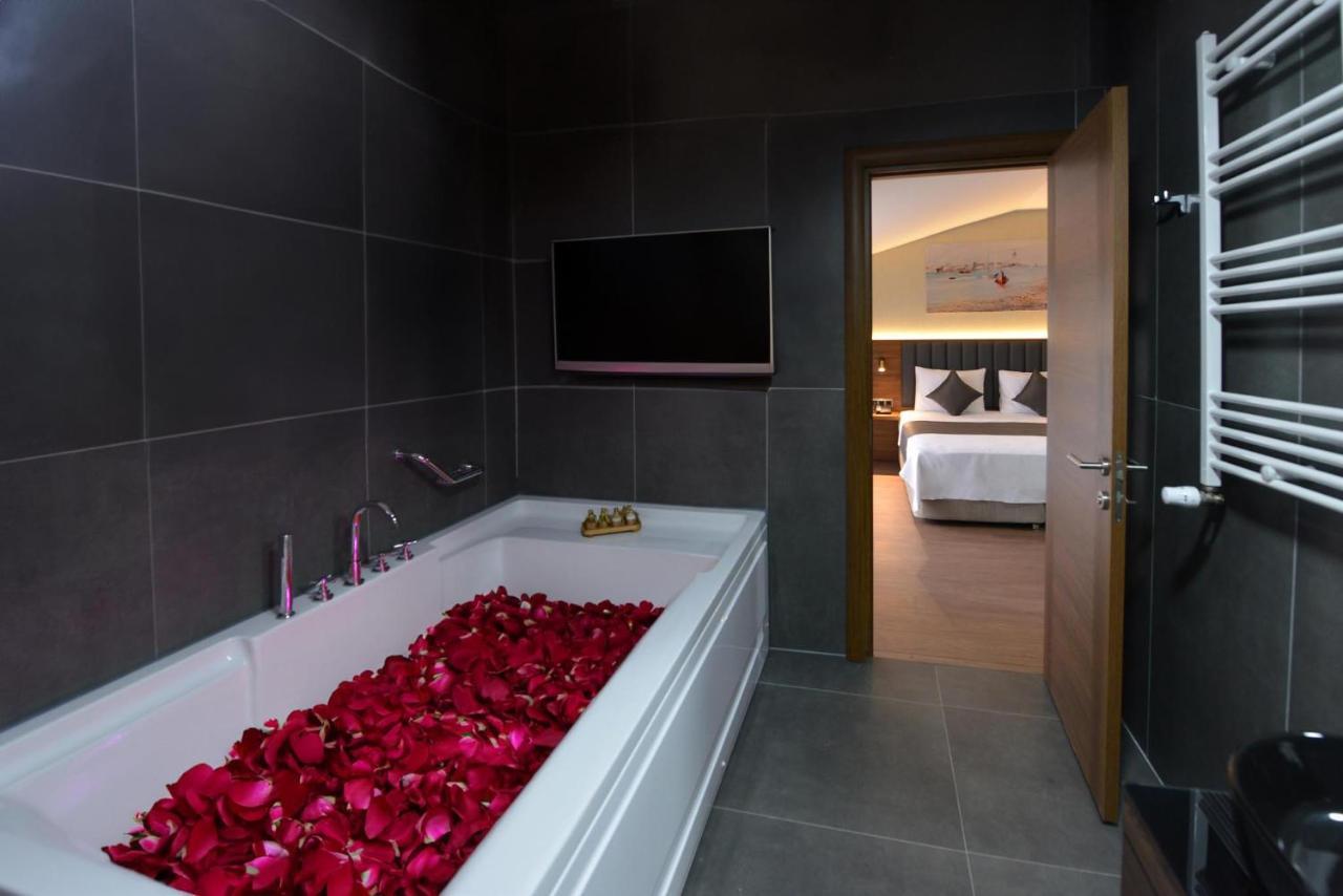 Istport Garden Hotels Arnavutkoy Zewnętrze zdjęcie A bathroom with a television